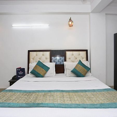 Oyo 8253 Golden Heights Hotel New Delhi Exterior foto