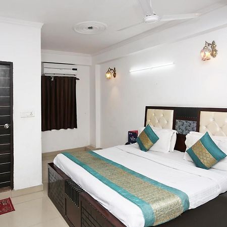 Oyo 8253 Golden Heights Hotel New Delhi Exterior foto