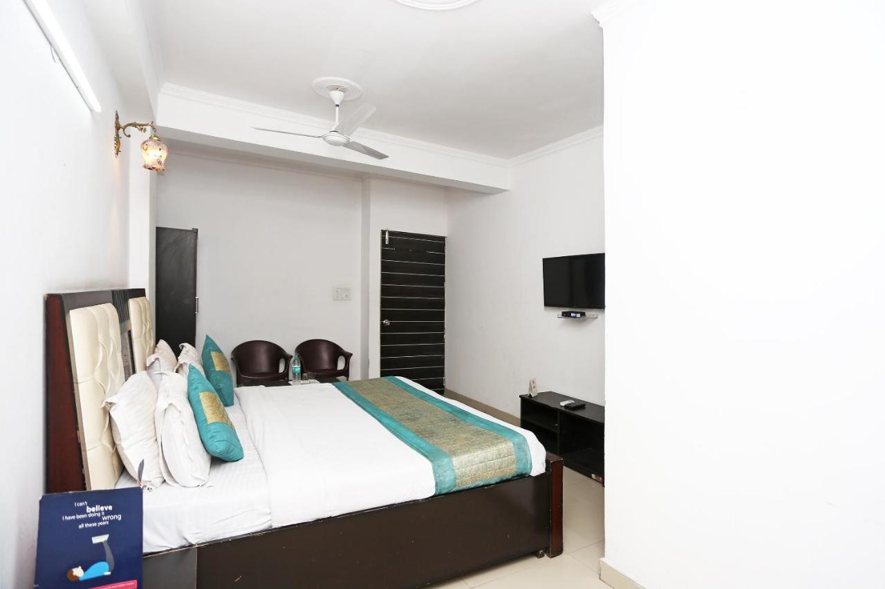 Oyo 8253 Golden Heights Hotel New Delhi Exterior foto