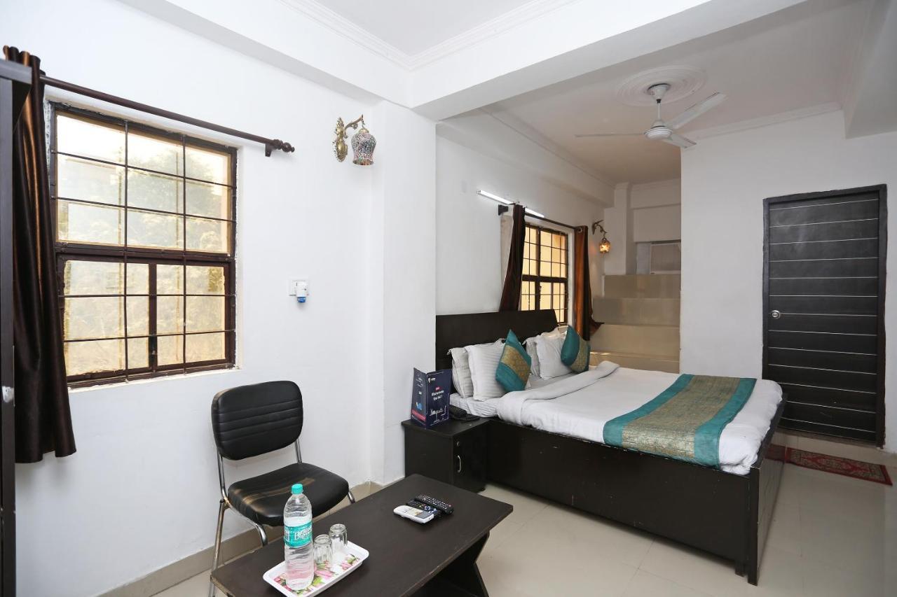 Oyo 8253 Golden Heights Hotel New Delhi Exterior foto