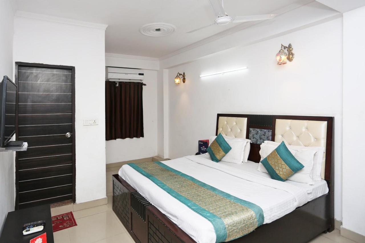 Oyo 8253 Golden Heights Hotel New Delhi Exterior foto