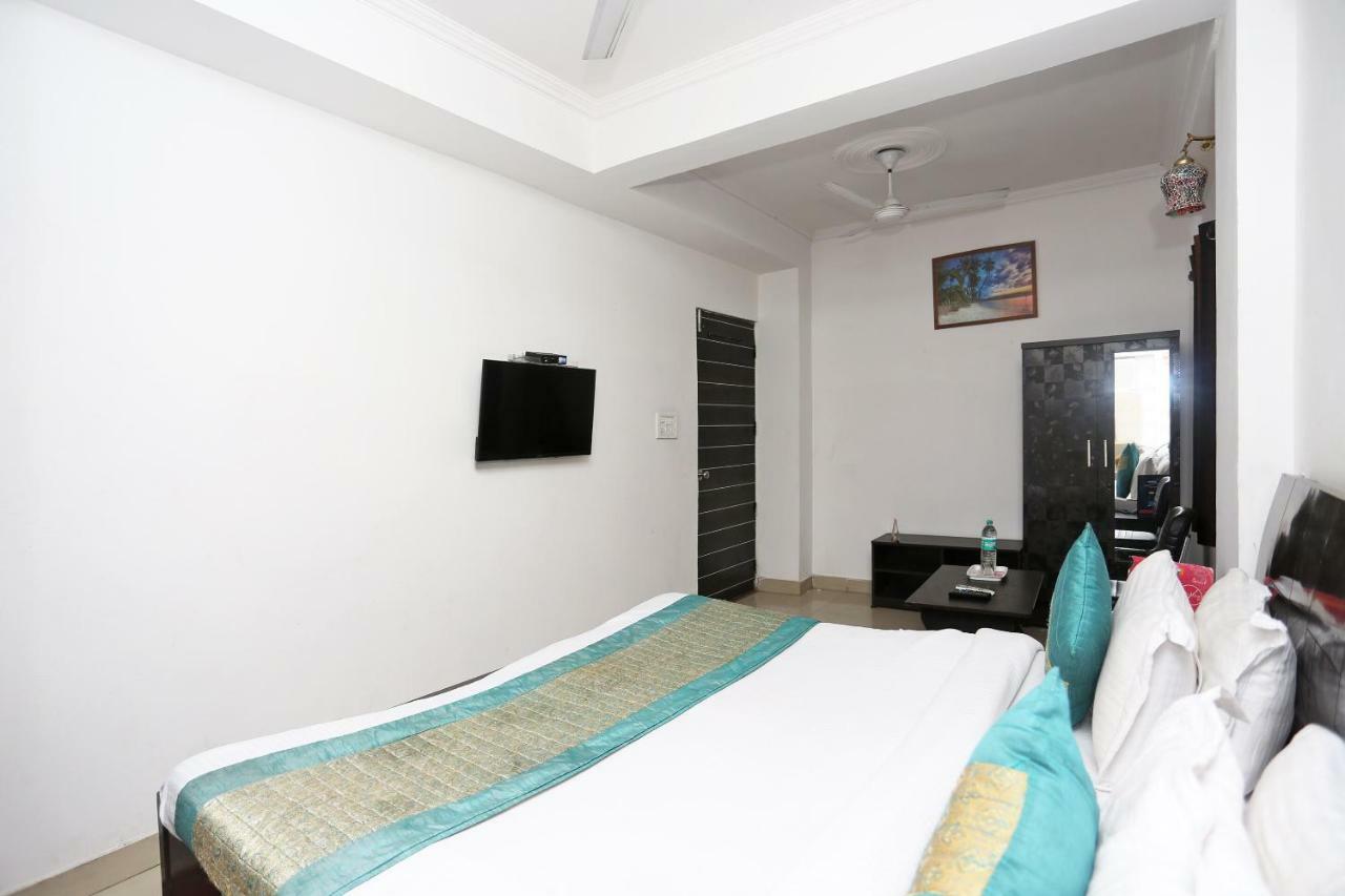Oyo 8253 Golden Heights Hotel New Delhi Exterior foto